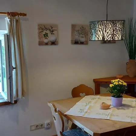 Ruhig Gelegene Im Grünen Mit Terrasse Und Kleinem Garten Apartment